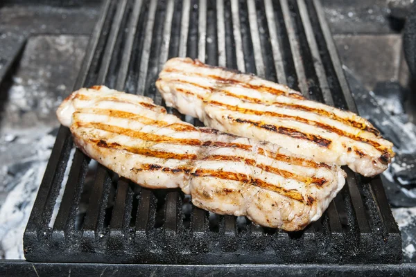 Harcsa húst a grill — Stock Fotó