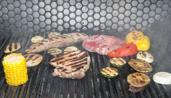 Vaření steak a zelenina — Stock fotografie