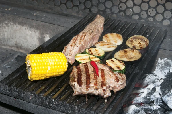 Cooking steak and vegetables — Stock Photo, Image