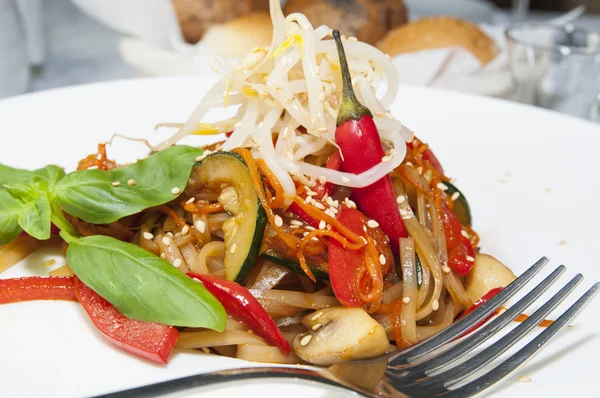 Espaguetis de arroz con verduras —  Fotos de Stock
