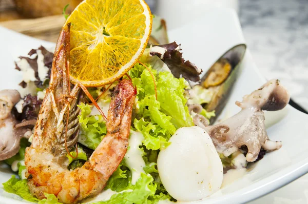 Salad with vegetables and seafood — Stock Photo, Image