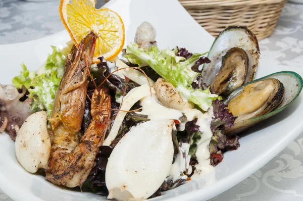 Salad with vegetables and seafood — Stock Photo, Image