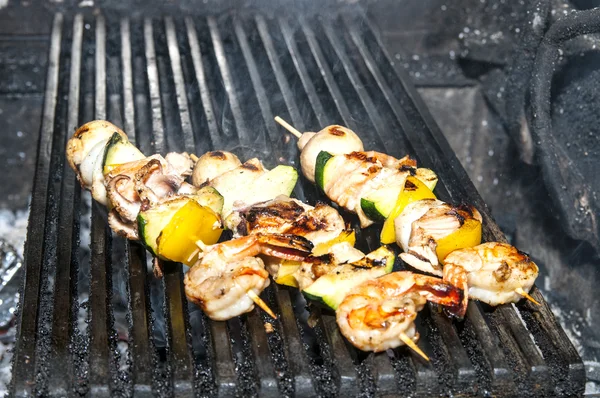 Spieße mit Meeresfrüchten — Stockfoto