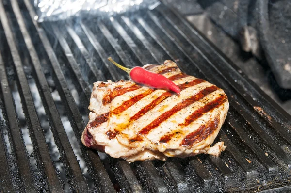 Cooking steak and vegetables — Stock Photo, Image