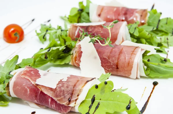 Rouleaux de viande avec viande et légumes verts — Photo