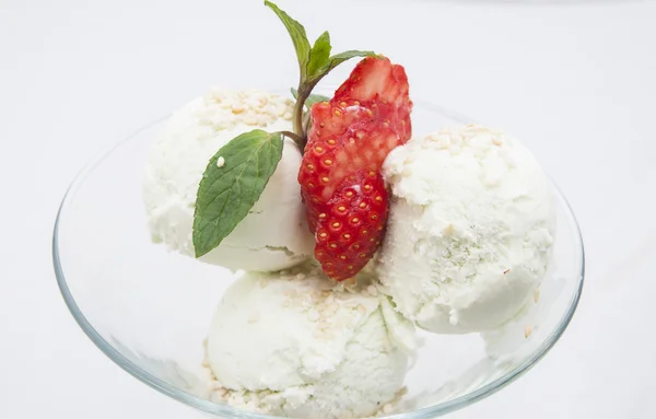 Fruta con helado — Foto de Stock