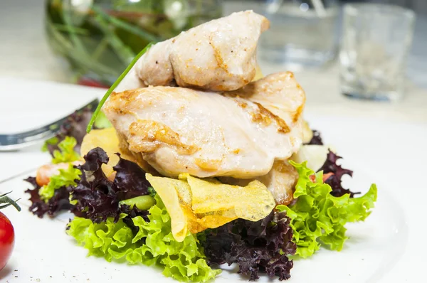 Griekse salade op een tafel — Stockfoto