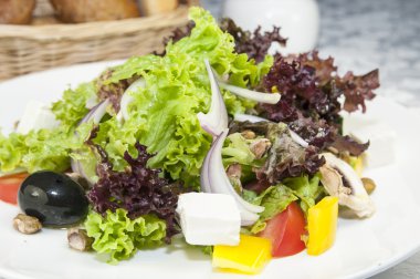 bir tabloda bir restoranda Yunan salatası