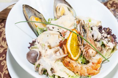 Deniz ürünleri salatası