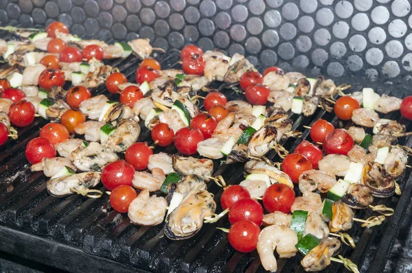 Brochettes de fruits de mer — Photo