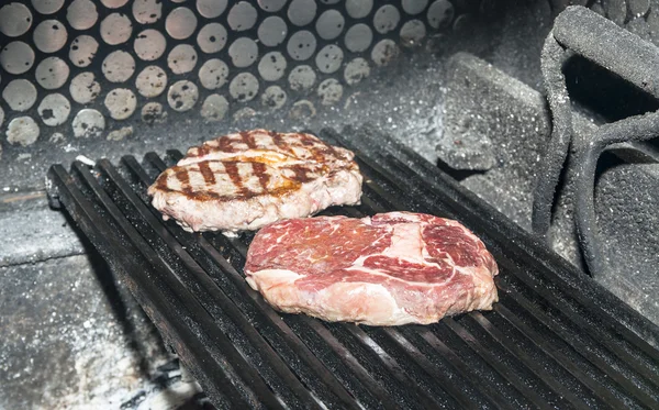 Cuisson de steak et légumes — Photo