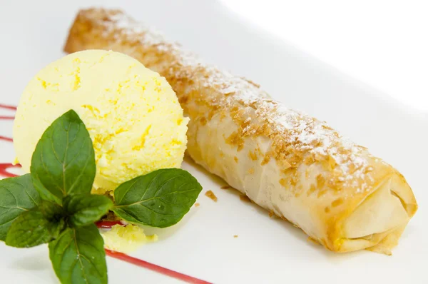 Strudel con helado —  Fotos de Stock