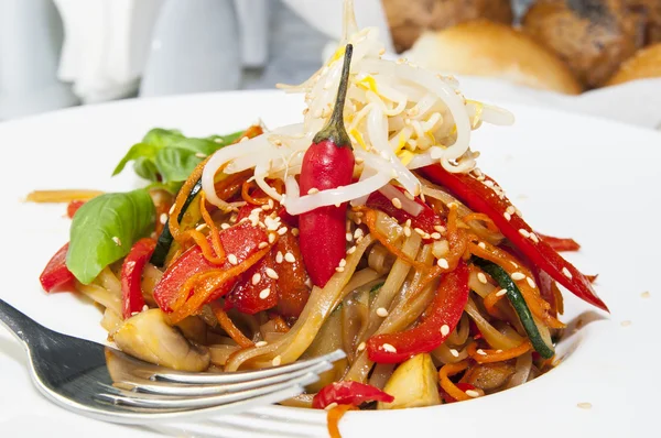 Rice spaghetti with vegetables — Stock Photo, Image