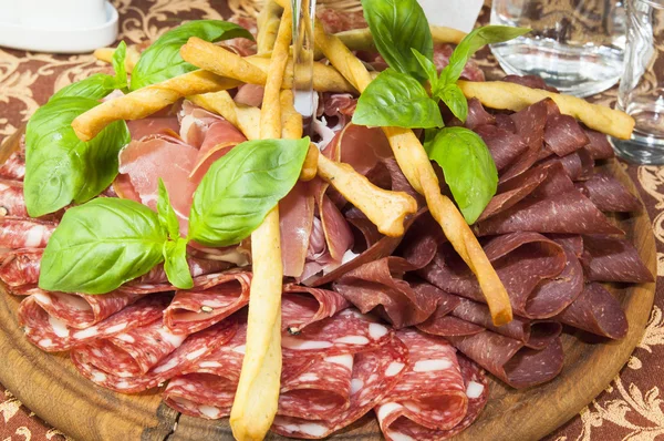 A plate of sausages and bacon sauce — Stock Photo, Image