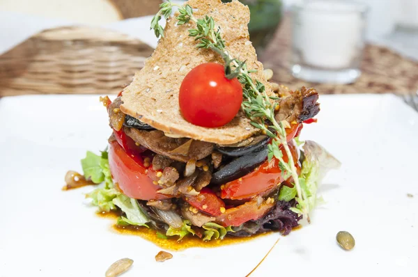 Warmer Salat mit Gemüse und Fleisch — Stockfoto