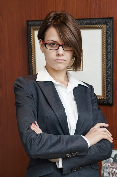 Mujer joven gerente en la oficina — Foto de Stock