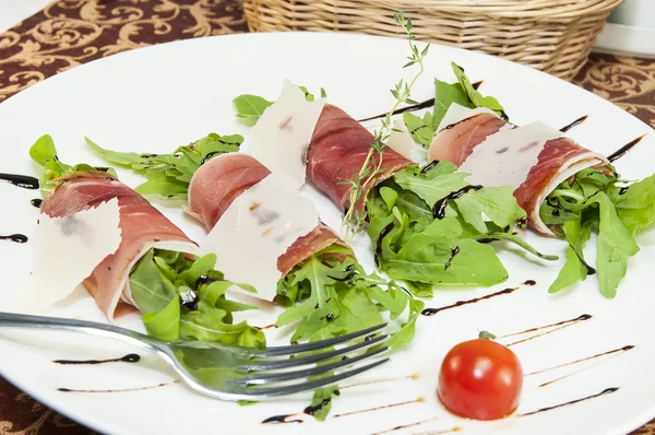 Fleischbrötchen mit Fleisch und Gemüse — Stockfoto