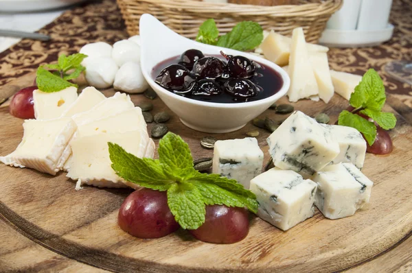 Cheese plate — Stock Photo, Image