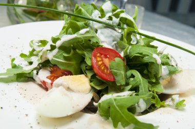 Yumurtalı ve sebzeli salata
