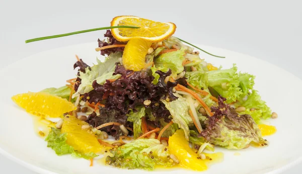 Salada de frutas e legumes — Fotografia de Stock