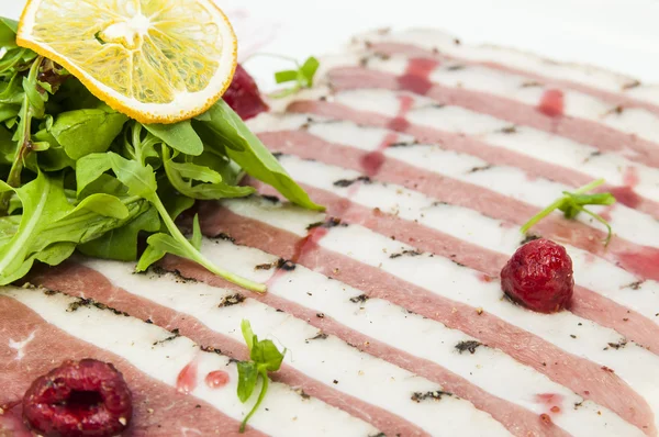 Peito de frango com arugula — Fotografia de Stock