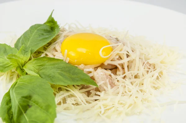 Spaghetti with cheese and egg — Stock Photo, Image