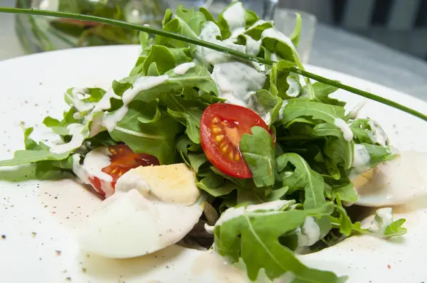 Ensalada con huevos y verduras — Foto de Stock