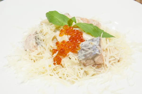 Спагетти с икрой и морепродуктами — стоковое фото