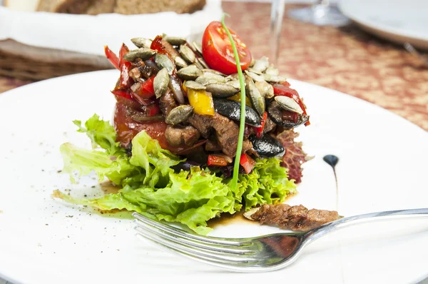 Ensalada caliente de verduras y carne —  Fotos de Stock