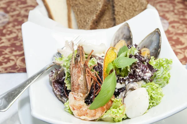 Insalata con verdure e frutti di mare — Foto Stock