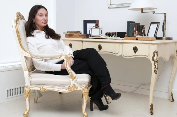 Fille dans le bureau — Photo