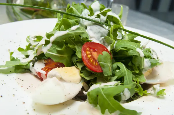 Salada com ovos e legumes — Fotografia de Stock