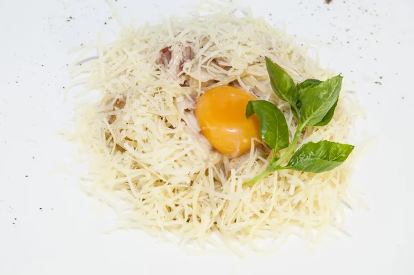 Espaguete com queijo e ovo — Fotografia de Stock