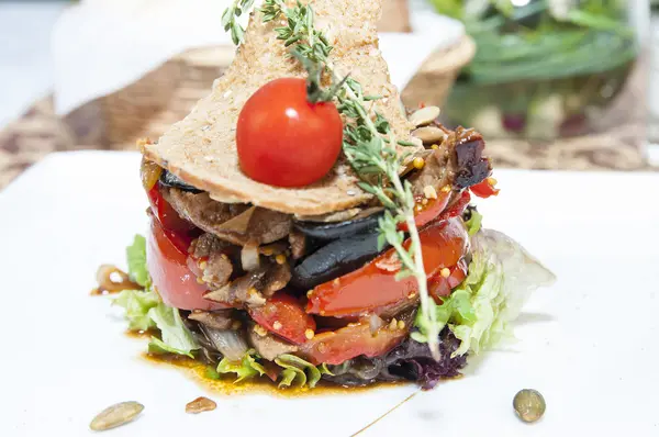 Salade chaude de légumes et de viande — Photo