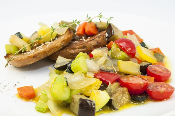 Steamed vegetables and rye bread