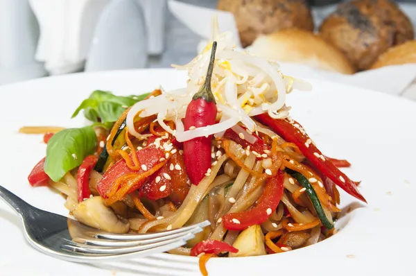 Рисовые спагетти с овощами — стоковое фото