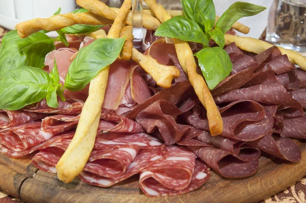 A plate of sausages and bacon sauce — Stock Photo, Image