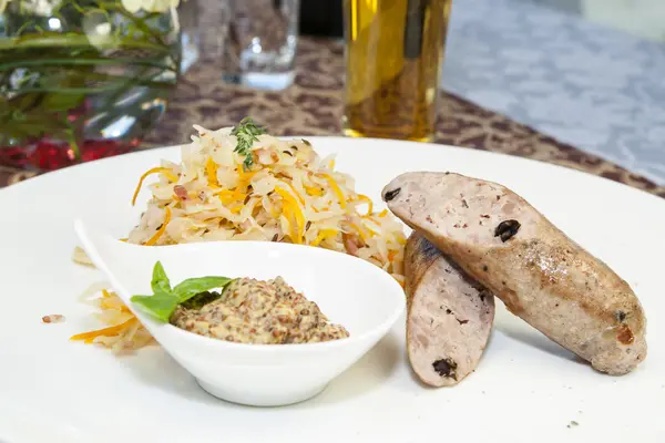 Salsicce con crauti — Foto Stock