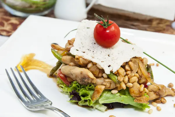 Ensalada caliente de verduras y carne — Foto de Stock