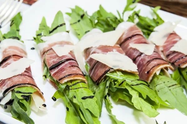 Rouleaux de viande avec viande et légumes verts — Photo