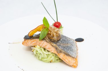 Fırında somon filetosu.