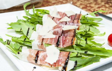 et ve Yeşiller ile et rulolar