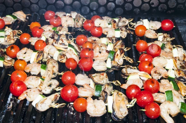 Spieße mit Meeresfrüchten — Stockfoto