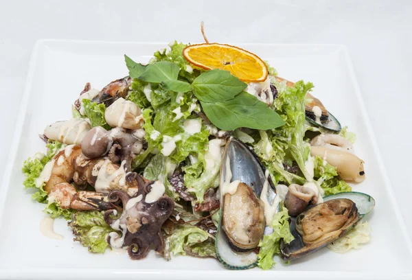 Insalata con verdure e frutti di mare — Foto Stock