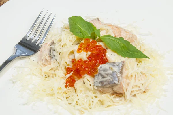 Spaghetti con caviale e frutti di mare — Foto Stock