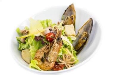 Beyaz bir arka planda Restoran deniz ürünleri salatası
