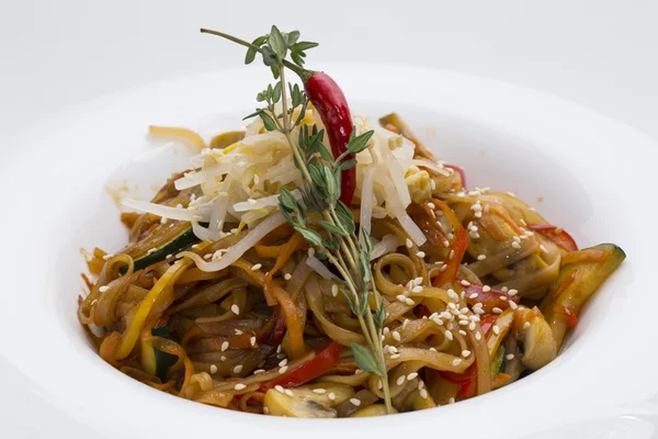 Espaguetis de arroz con verduras — Foto de Stock