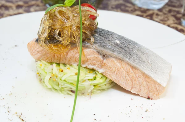 Salmone al forno con verdure su sfondo bianco nel ristorante — Foto Stock