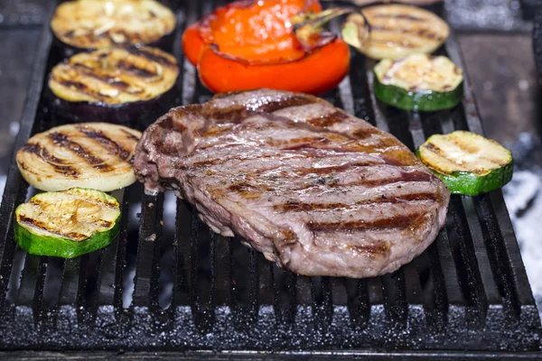 Steak és a zöldségek főzés — Stock Fotó