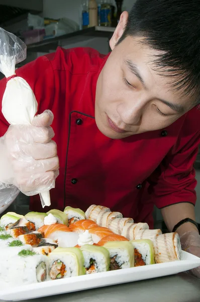 Japoński kucharz przygotowuje sushi — Zdjęcie stockowe